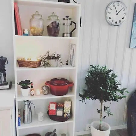 Koselig, Eldre Stort Hus Meget Sentralt I Henningsvær