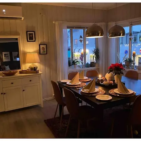 Koselig, Eldre Stort Hus Meget Sentralt I Willa