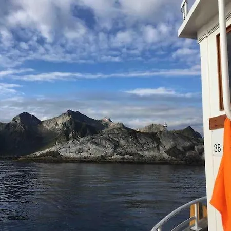 Koselig, Eldre Stort Hus Meget Sentralt I Willa Henningsvær