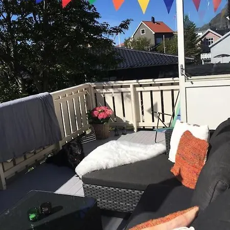 Koselig, Eldre Stort Hus Meget Sentralt I Willa *