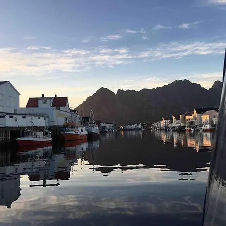 Koselig, Eldre Stort Hus Meget Sentralt I Henningsvær