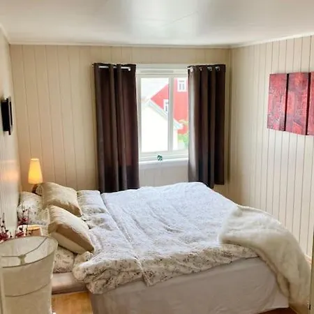Koselig, Eldre Stort Hus Meget Sentralt I * Henningsvær